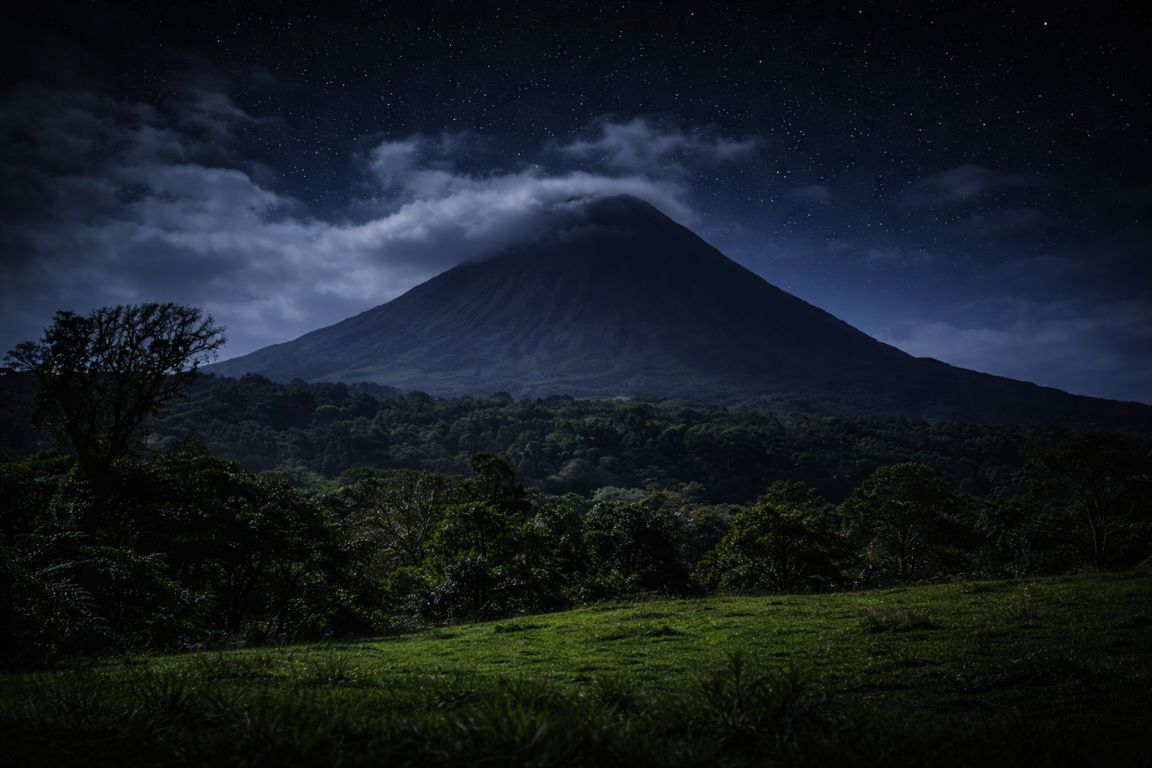 „Nachtansicht des Arenal-Vulkans, aufgenommen während einer geführten nächtlichen Vulkanwanderung mit Arenal Volcano Costa Rica Tours
